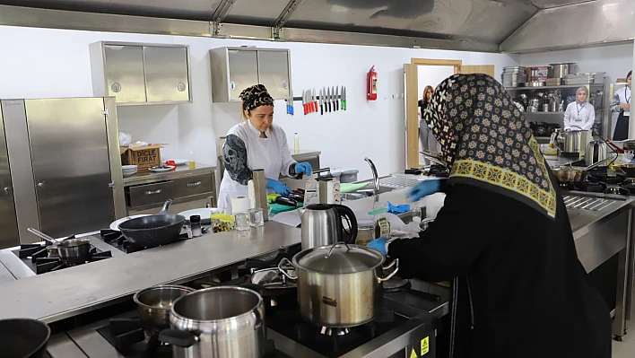 Fırat Üniversitesi'nde 'Elazığ Şefini Seçiyor' yemek yarışmalarının ödül töreni