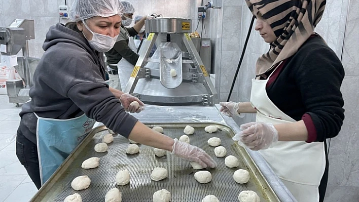 Gönüllü Öğretmenler depremzedeler için ekmek ve çorba pişiriyor 