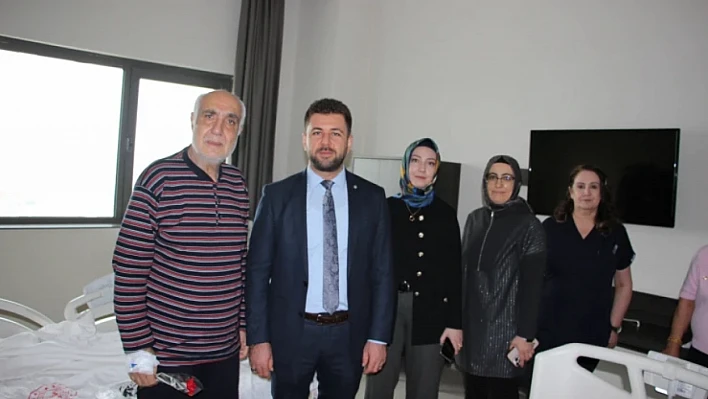 Hastanede tedavi gören öğretmenlere moral desteği