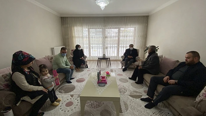 İl yöneticilerinden depremzedelere anlamlı ziyaret 