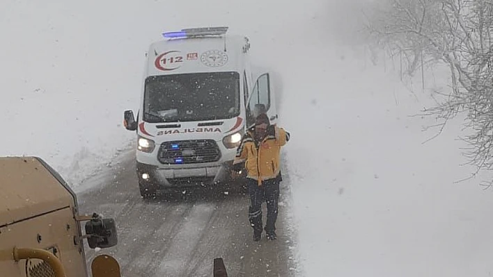 Karda mahsur kalan hastanın yardımına İl Özel İdaresi ekipleri yetişti