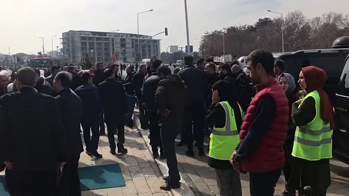 Malatya'da hasarlı binalar yıkıldı