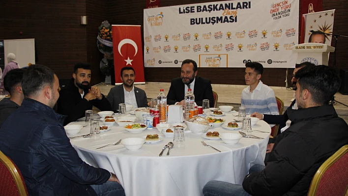 Milletvekili Ağar, gençlerle iftarda bir araya geldi