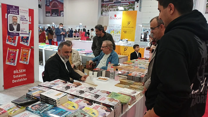 Prof. Kaplan, şiir kitabını imzaladı