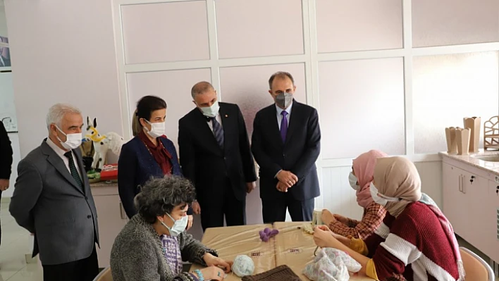 Rektör Göktaş'tan iki engelli öğrenciye doğum günü sürprizi 