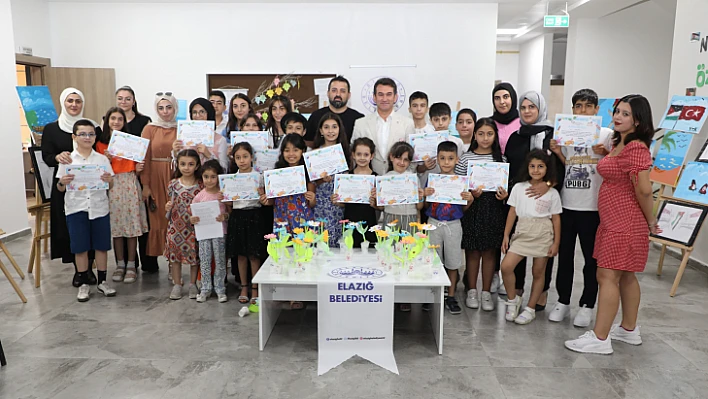 Resim kursuna katılan çocuklar sertifikalarını aldı