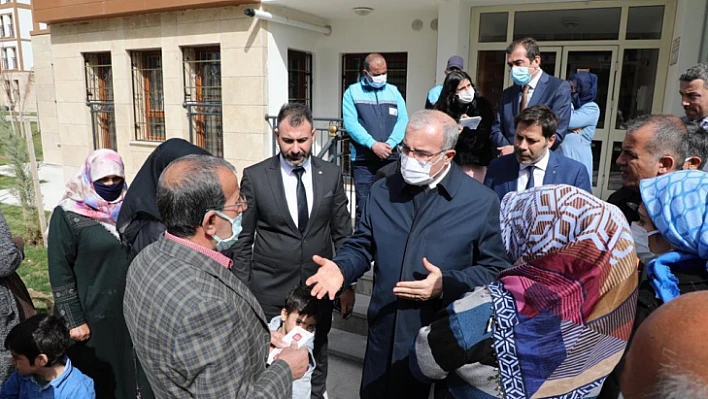 Vali Toraman deprem konutlarında incelemelerde bulundu