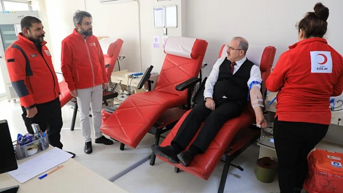 Vali Toraman kan bağışında bulundu 