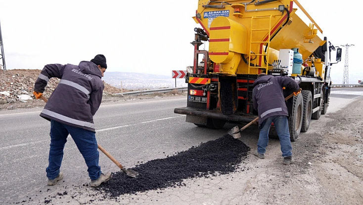 Elazığ Belediyesi, asfalt yama uygulamalarını sürdürüyor