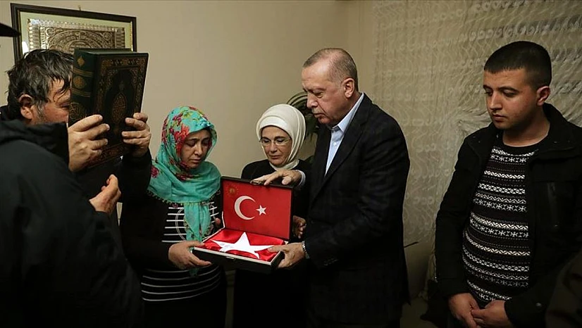 Cumhurbaşkanı Erdoğanʹdan İdlib şehidimizin evine taziye ziyareti
