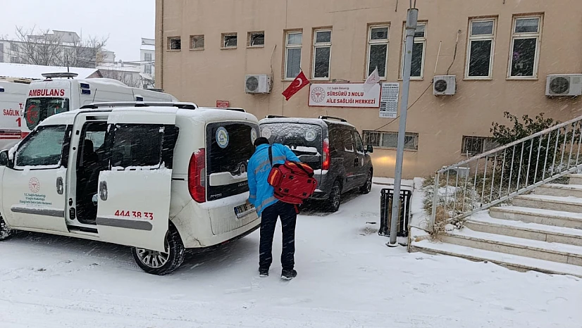 Bu ekip soğuk havaya aldırış etmeden çalışıyor!