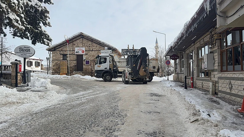 Elazığ Belediyesi'nden Harput'ta kar temizliği