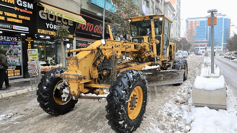 Elazığ Belediyesi'nden kar küreme ve temizlik çalışmaları