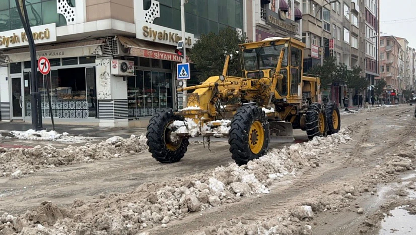 Elazığ Belediyesi Vali Fahri Bey Caddesi'nde kar mesaisinde