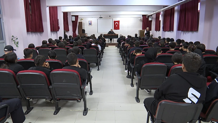 Esat Kabaklı söyleşi programında öğrencilerle buluştu