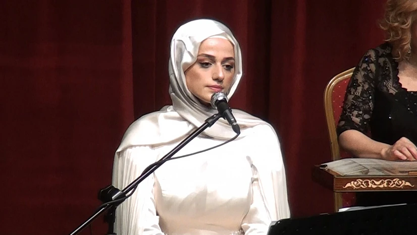 Sanatçı Tokur, 'Aşka Dair Konseri' ile sahne aldı