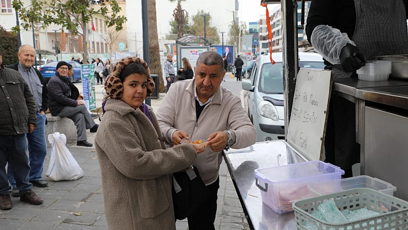 Şehit Fethi Sekin anısına Menderes'te lokma dağıtıldı
