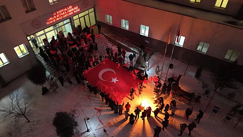 Şehit Fethi Sekin yurt öğrencilerinden bayrağa ve vatana sahip çıkış