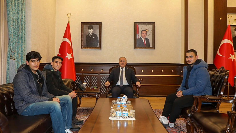 Vali Hatipoğlu'ndan lise öğrencilerine çay