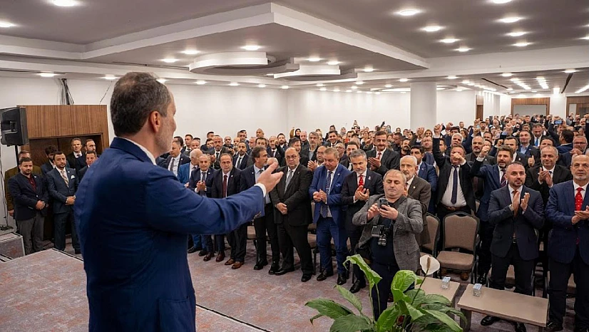 YRP Genel Başkanı Erbakan'dan MKYK üyesi Gül'e plaket