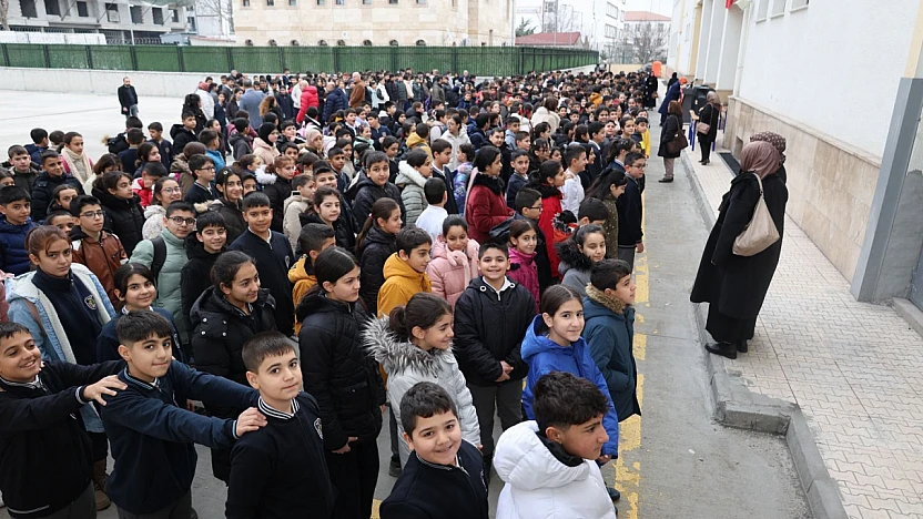 Deprem şehitleri tüm okullarda anıldı