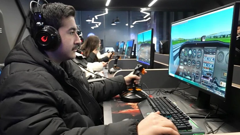 Elazığ Belediyesi E Spor Merkezi'nden uçuş simülasyonu