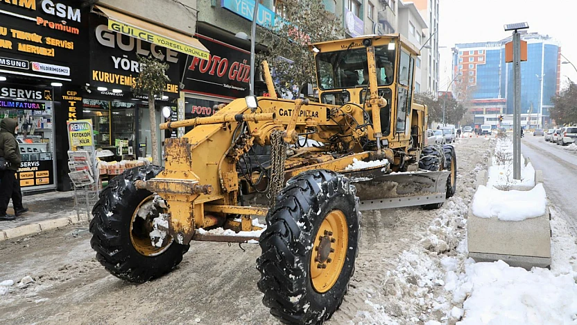 Elazığ Belediyesi'nden kar küreme ve temizlik çalışmaları