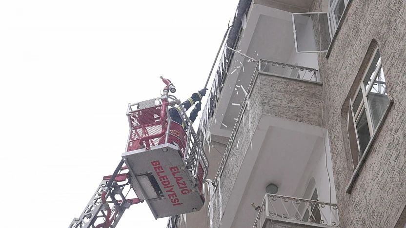 Elazığ İtfaiyesinden buz sarkıtı mesaisi