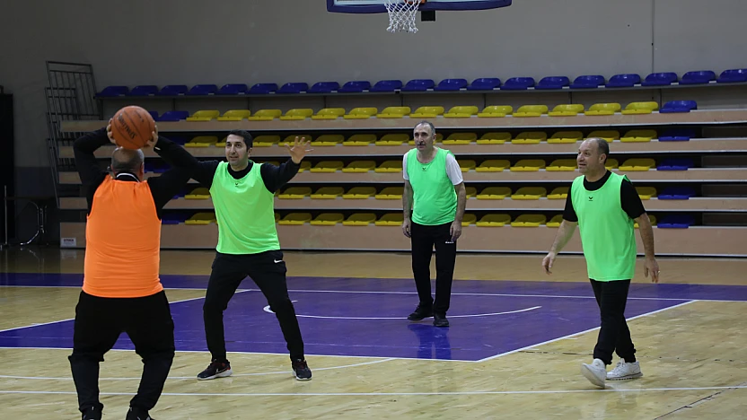 İl protokolü basketbol maçında karşı karşıya geldi