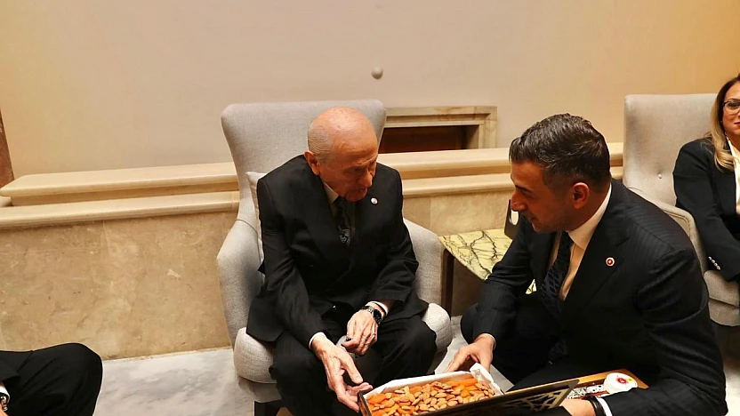 Işıkver'den Bilge Lider Bahçeli'ye Baskil Kayısısı ikramı