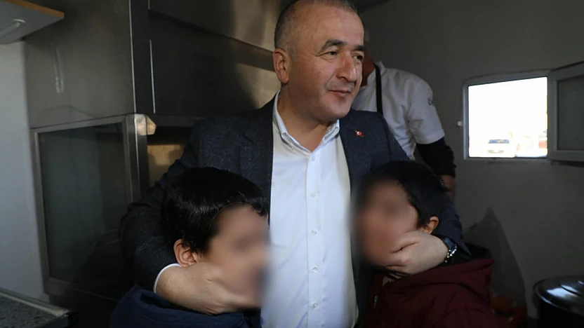 Vali Hatipoğlu Çocuk Evleri Sitesi'nde çocuklarla kar topu oynadı