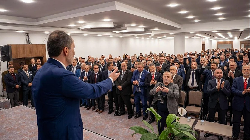 YRP Genel Başkanı Erbakan'dan MKYK üyesi Gül'e plaket