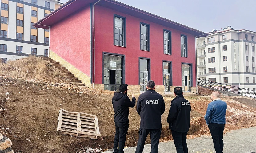 AFAD Müdürü Giyik, tamamlanma aşamasındaki konutları inceledi