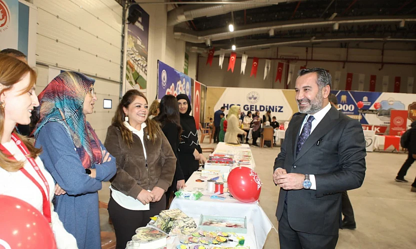 Başkan Şerifoğulları, Ailefest'te ailelerle buluştu Genç çiftin nikahını kıydı