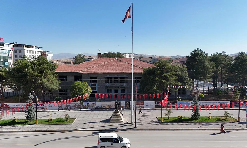 Başkan Şerifoğulları, tarihi Öğretmenevi'nde çalışmaları inceledi