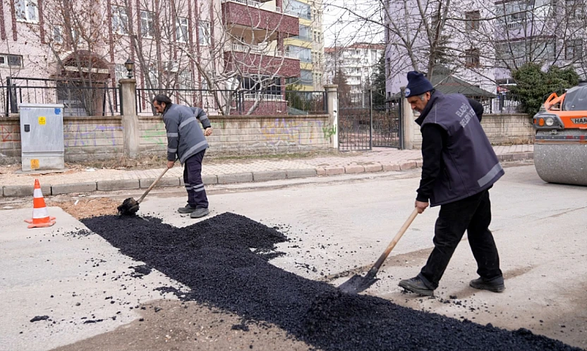 Elazığ Belediyesi, asfalt yama uygulamalarını sürdürüyor