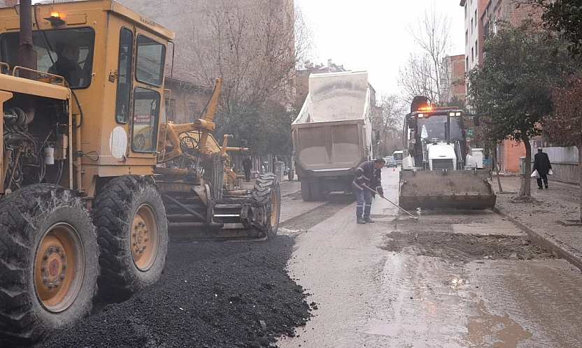 Elazığ Belediyesi, cadde ve sokaklarda asfalt yama çalışması başlattı