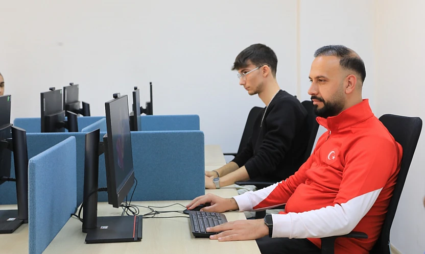 Elazığ Belediyesi Dijital Gençlik Merkezi'nde eğitimler sürüyor