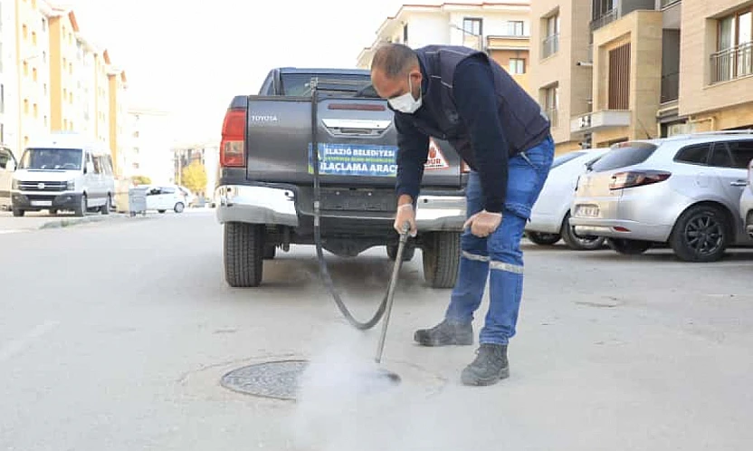 Elazığ Belediyesi, kent genelinde ilaçlama çalışmalarını sürdürüyor
