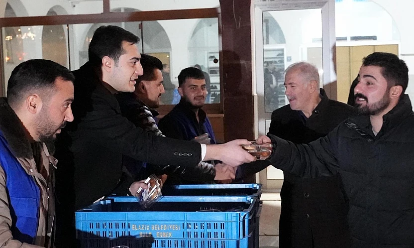 Elazığ Belediyesi'nden kandil simidi ikramı