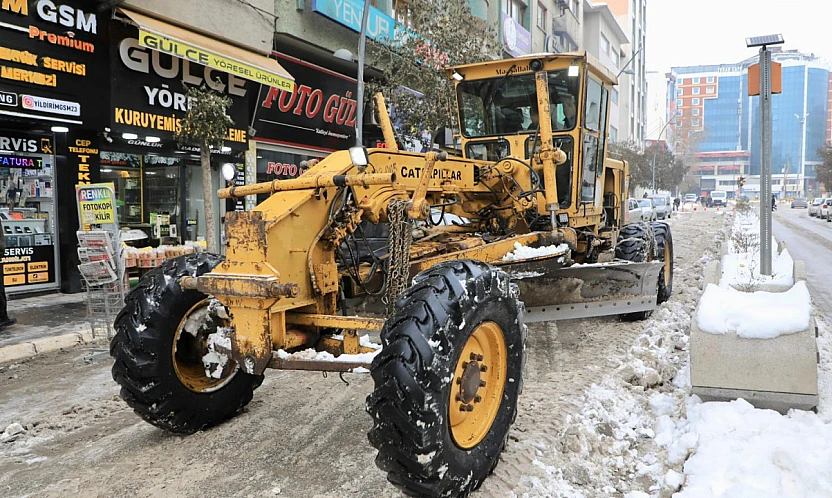 Elazığ Belediyesi'nden kar küreme ve temizlik çalışmaları