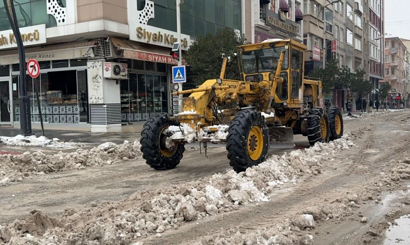 Elazığ Belediyesi Vali Fahri Bey Caddesi'nde kar mesaisinde