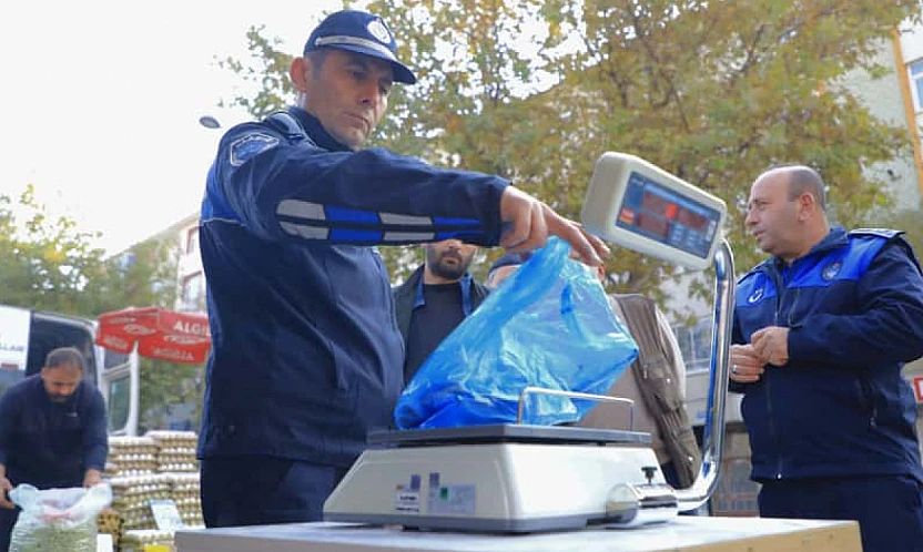 Elazığ Belediyesi zabıta ekiplerinden pazar yerlerine denetim