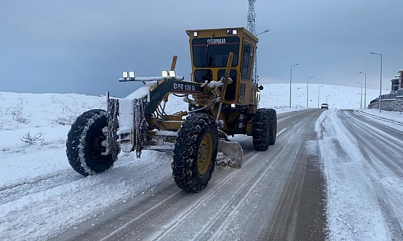 Elazığ'da Kar Mesaisi: 423 köy yolu ulaşıma kapalı