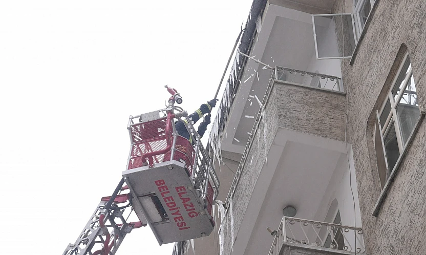 Elazığ İtfaiyesinden buz sarkıtı mesaisi