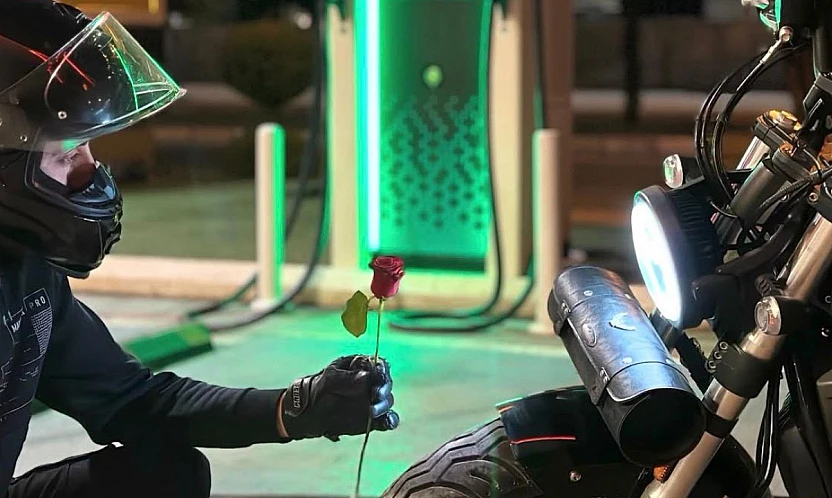 Genç müzisyenin motosiklet aşkı