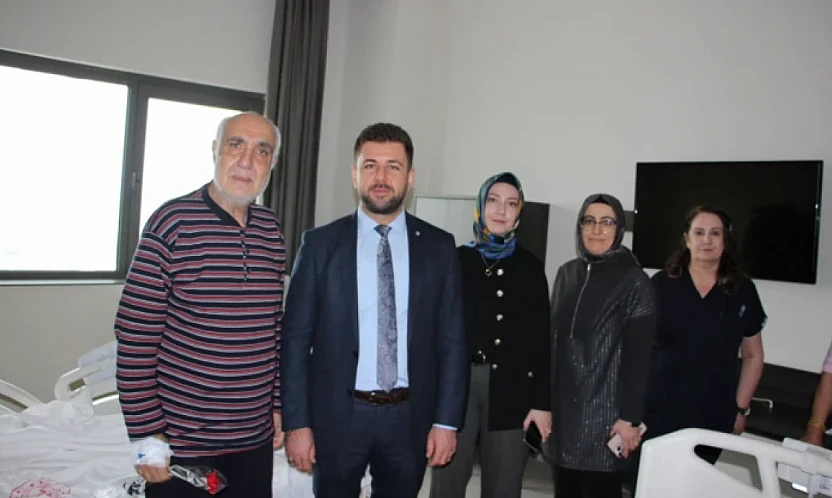 Hastanede tedavi gören öğretmenlere moral desteği