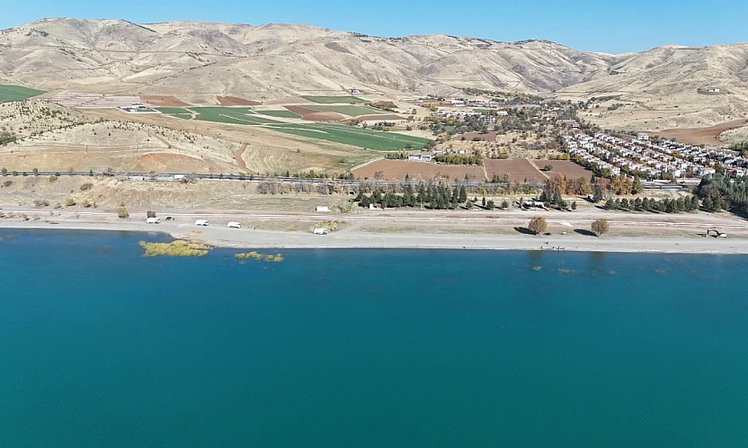 Hazar Gölü'nde temizlik çalışmaları aralıksız sürüyor