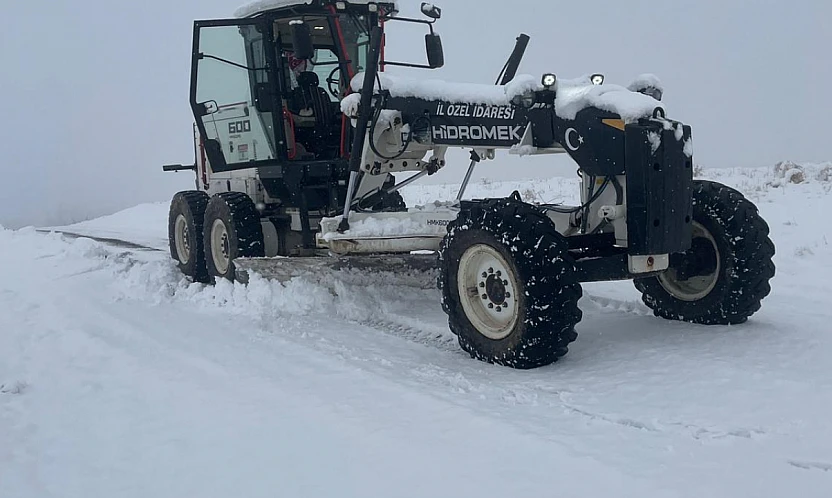 İl Özel İdaresi ekipleri kapalı köy yollarında çalışmalarını sürdürüyor