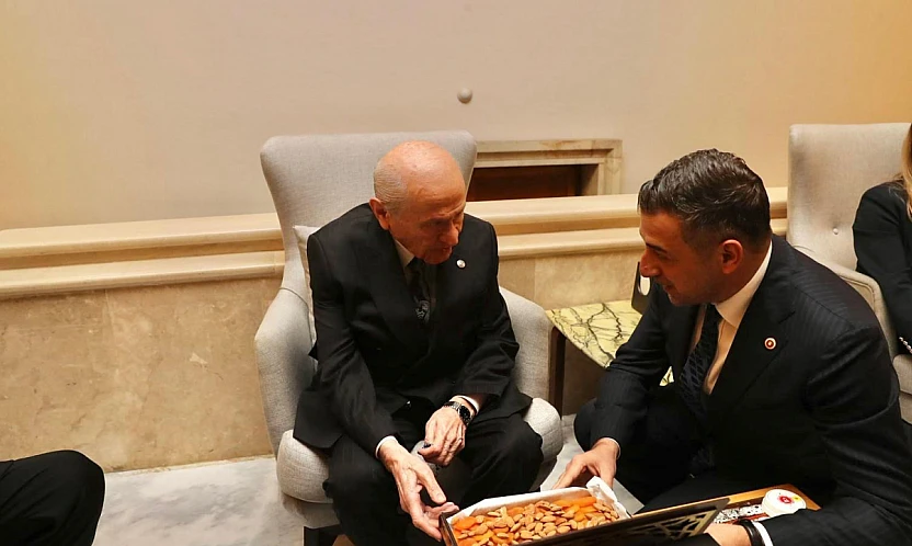 Işıkver'den Bilge Lider Bahçeli'ye Baskil Kayısısı ikramı